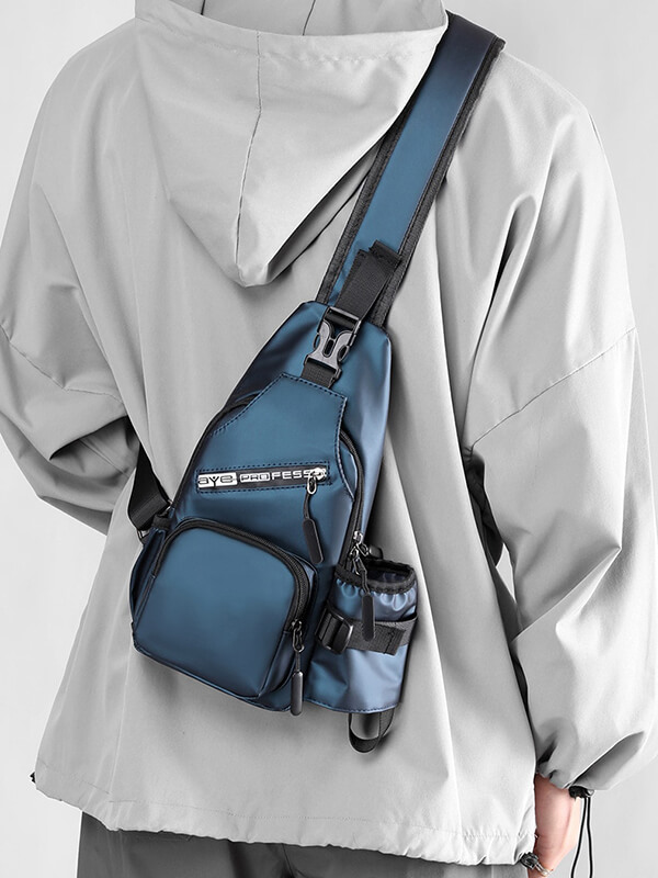 Man wearing blue multifunctional crossbody bag with USB-port, perfect for sports and everyday use.